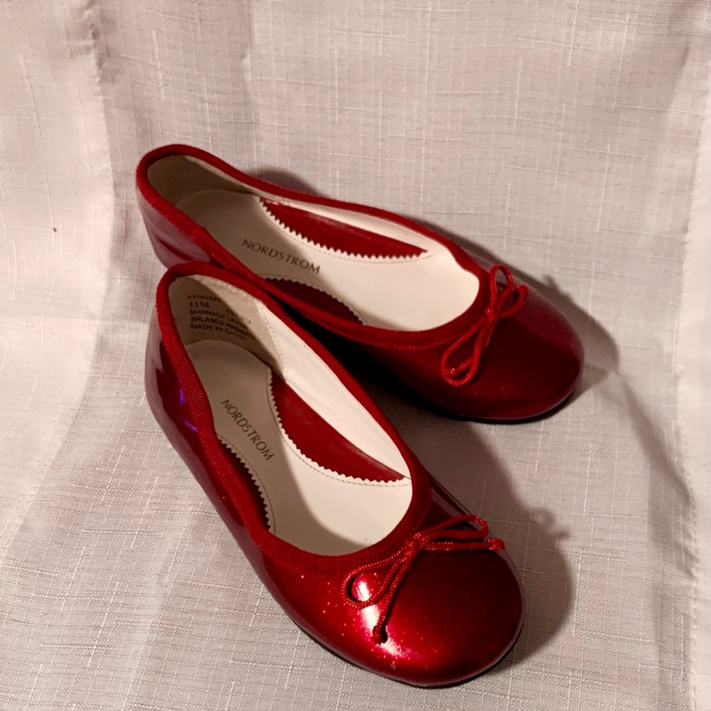 Brand new red sparkly ballet flats
Girls size 11 holiday Nordstrom dress up shoe